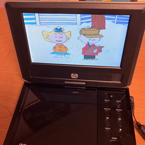 Black Portable DVD Player NOTE SOUND OUTPUT LOW - Picture 7 of 13